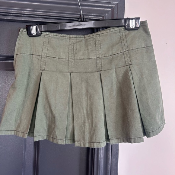 Garage Mini Pleated Skirt - Picture 2 of 4